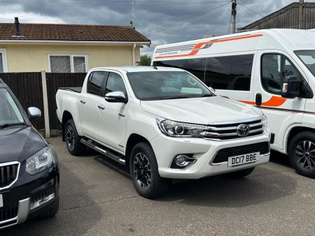 TOYOTA HILUX 2.4 D-4D Invincible X 4WD Euro 6 4dr (TSS, 3.5t)